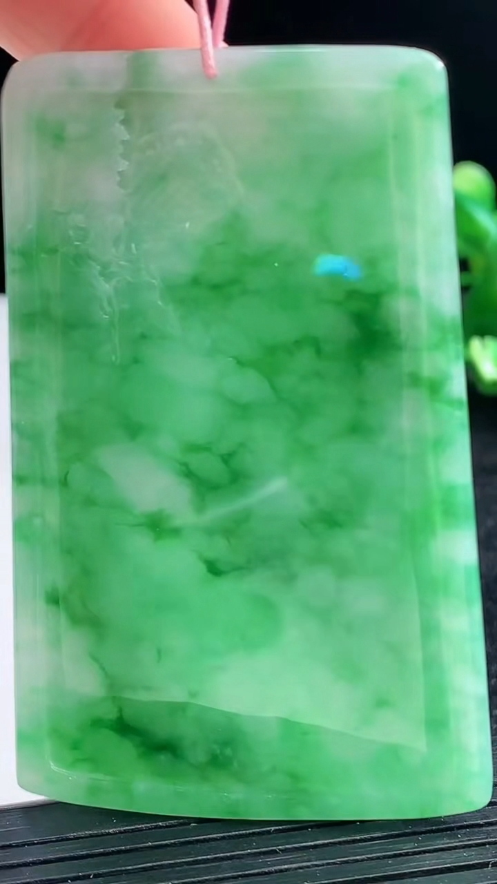 天然A货翡翠山水牌吊坠尺寸69.1-43.5-5.1重量:40.34g
3月25日