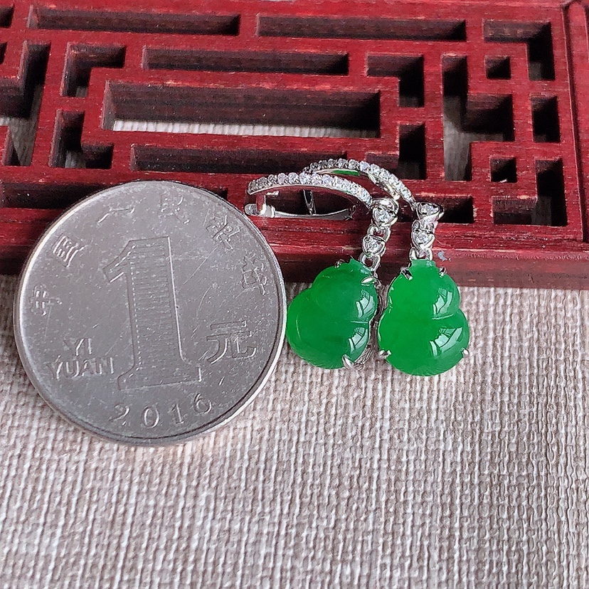 天然A货翡翠18K金伴钻镶嵌阳绿葫芦耳坠 
尺寸10.4-8.5-5mm 重量3.75g 0324