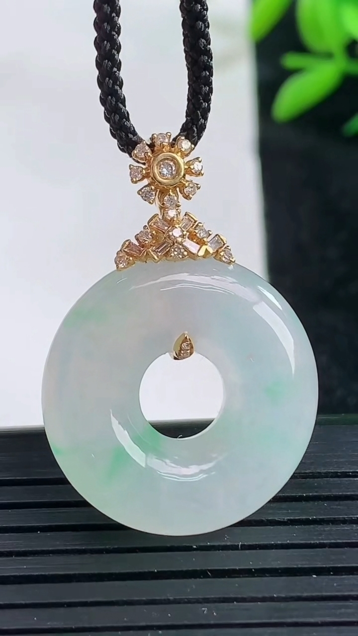 天然A货翡翠平安扣吊坠尺寸22.5-6.2重量:7.35g
3月25日