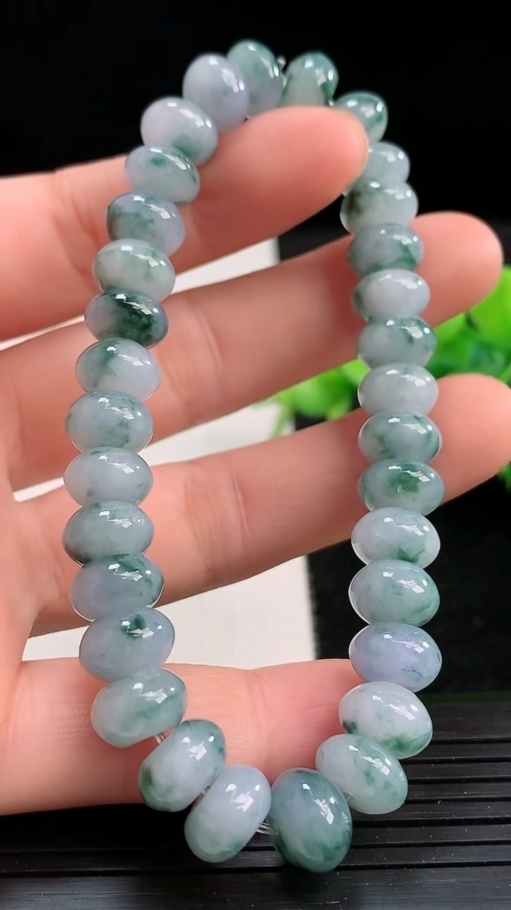 天然A货翡翠飘花算盘珠手串尺寸9-4.8重量:26.67g3月25日
工厂直销收藏佳品,种好水足，色泽均匀，有种有色，上手高大气！