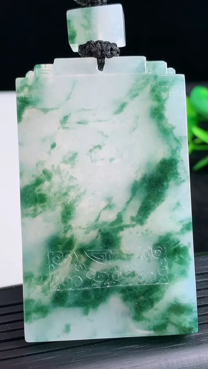 天然A货翡翠种飘花仿古无事牌吊坠尺寸61.9-37.7-5.5重量:52.23g
3月25日