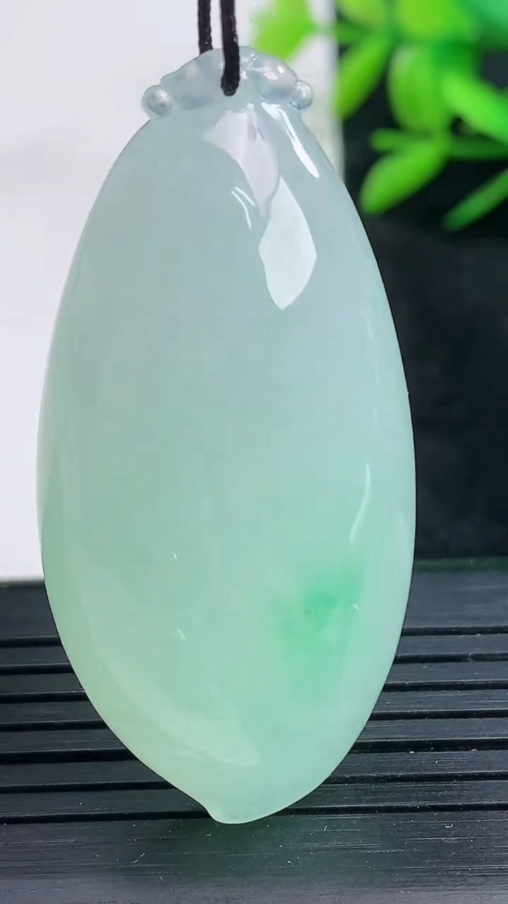 天然A货翡翠福瓜吊坠尺寸46.9-23.1-12.3重量:23.00g
3月25日