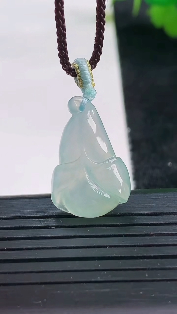 天然A货翡翠玉兰花吊坠尺寸22.6-14.7-5.1重量:2.79g
3月25日