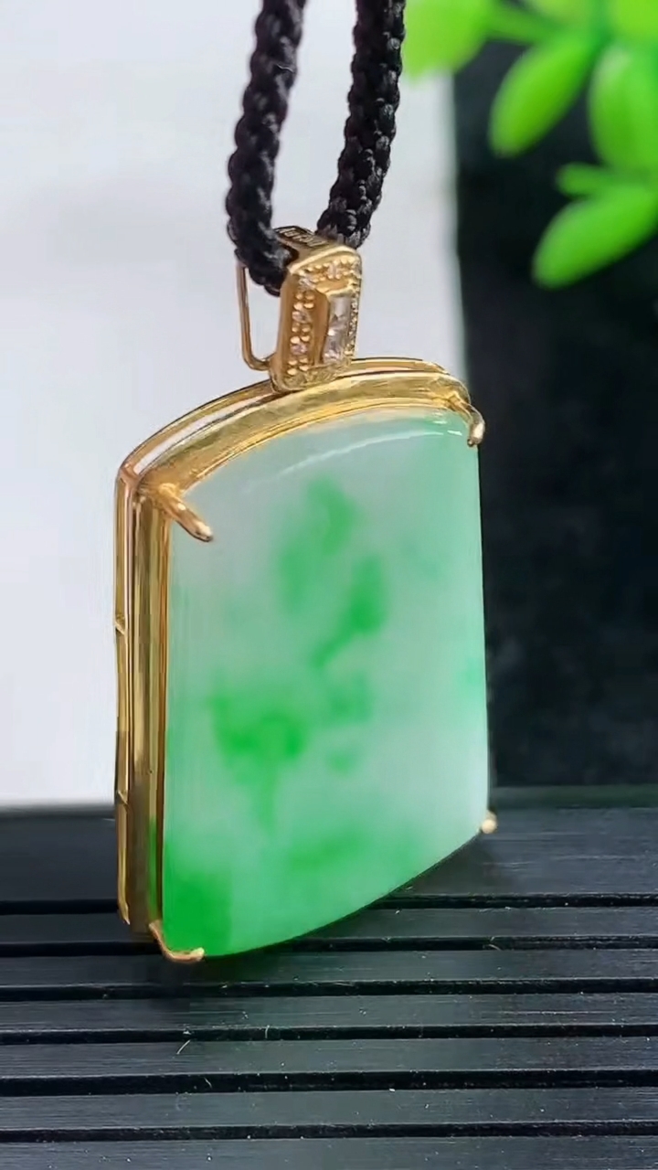 天然A货翡翠无事牌吊坠尺寸34.7-19.1-5.2裸石26.4-17重量:4.88g
3月25日