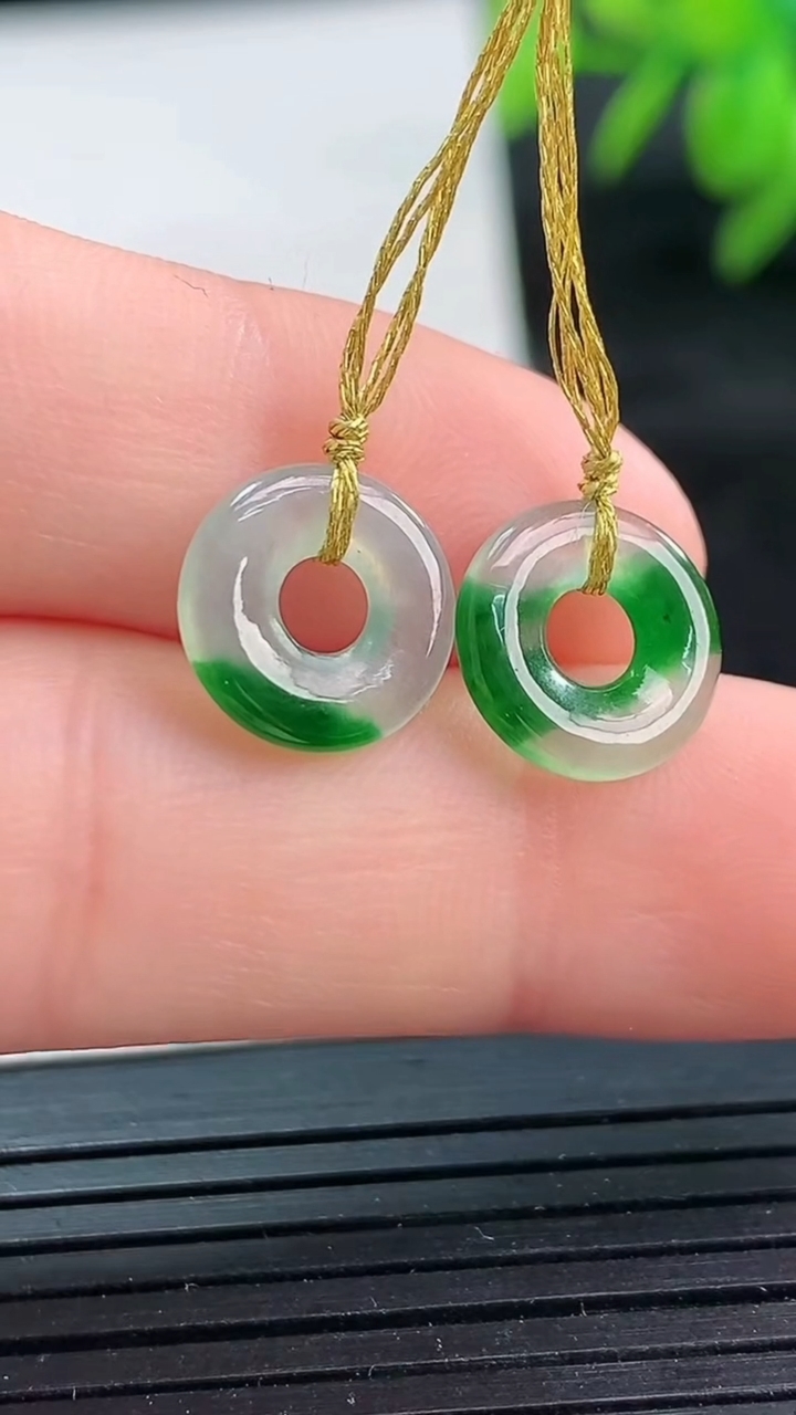 天然A货翡翠平安环吊坠一对尺寸10-1.9重量:0.88g
3月25日