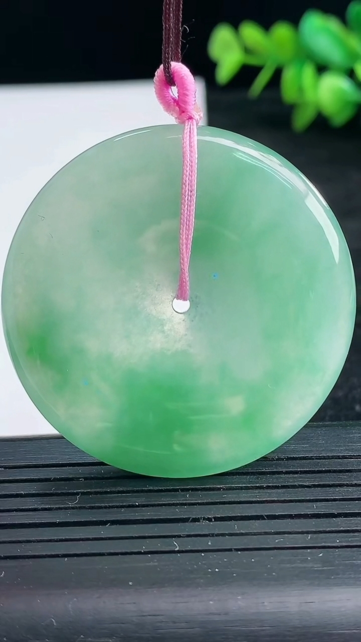 天然A货翡翠平安扣吊坠尺寸44.8-5.8重量:25.45g
3月25日