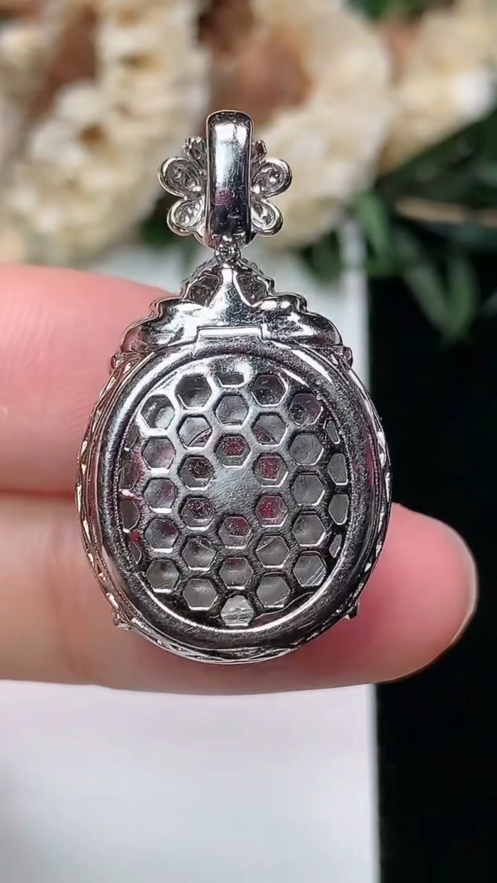 天然A货翡翠紫罗兰蛋面吊坠，尺寸18.9-17.5-11.4，重量:8.76g
3月25日