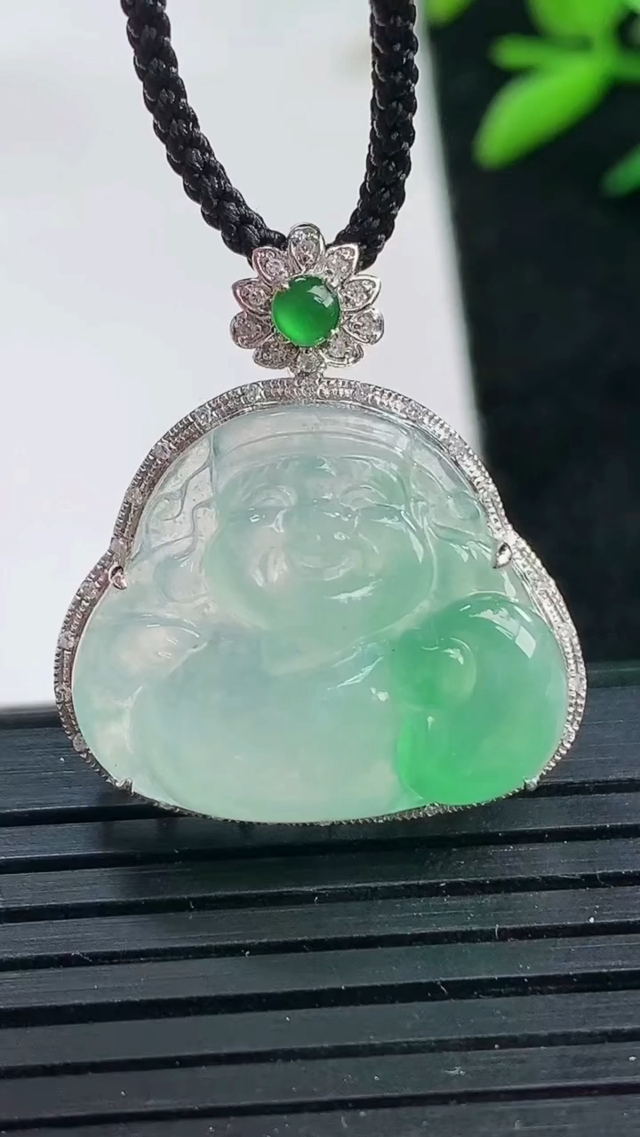 天然A货翡翠财神爷吊坠尺寸26.3-23.4-9.6裸石17.7-21重量:4.40g
3月25日