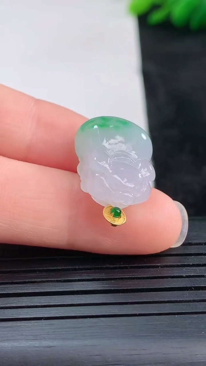 天然A货翡翠生肖猪吊坠尺寸17.2-13.9-7.9重量:4.19g
3月25日