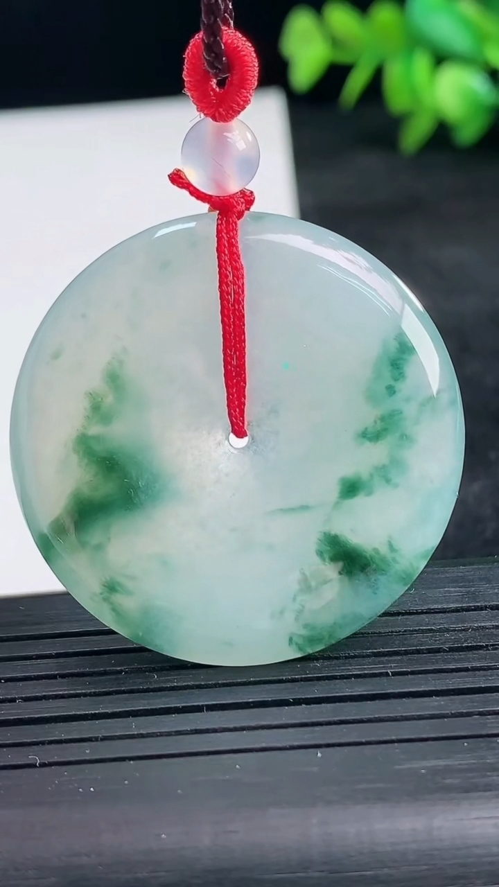 天然A货翡翠冰种飘花平安扣吊坠尺寸37-5.7重量:17.30g
3月25日