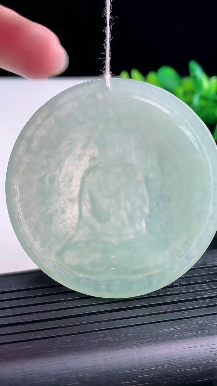 天然A货翡翠千手观音吊坠尺寸55.7-5重量:33.13g
3月25日