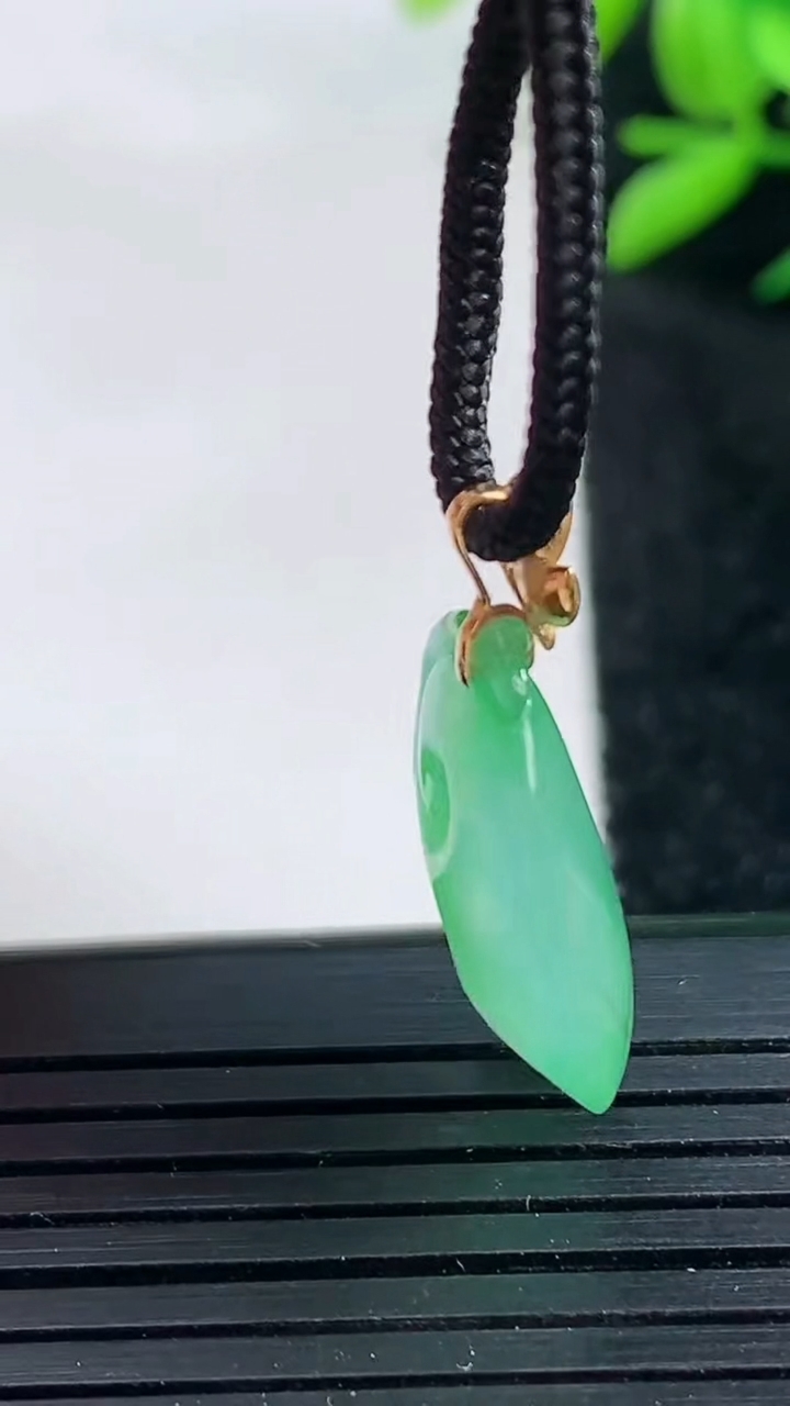 天然A货翡翠如意吊坠尺寸22-13-5.8重量:2.75g
3月25日