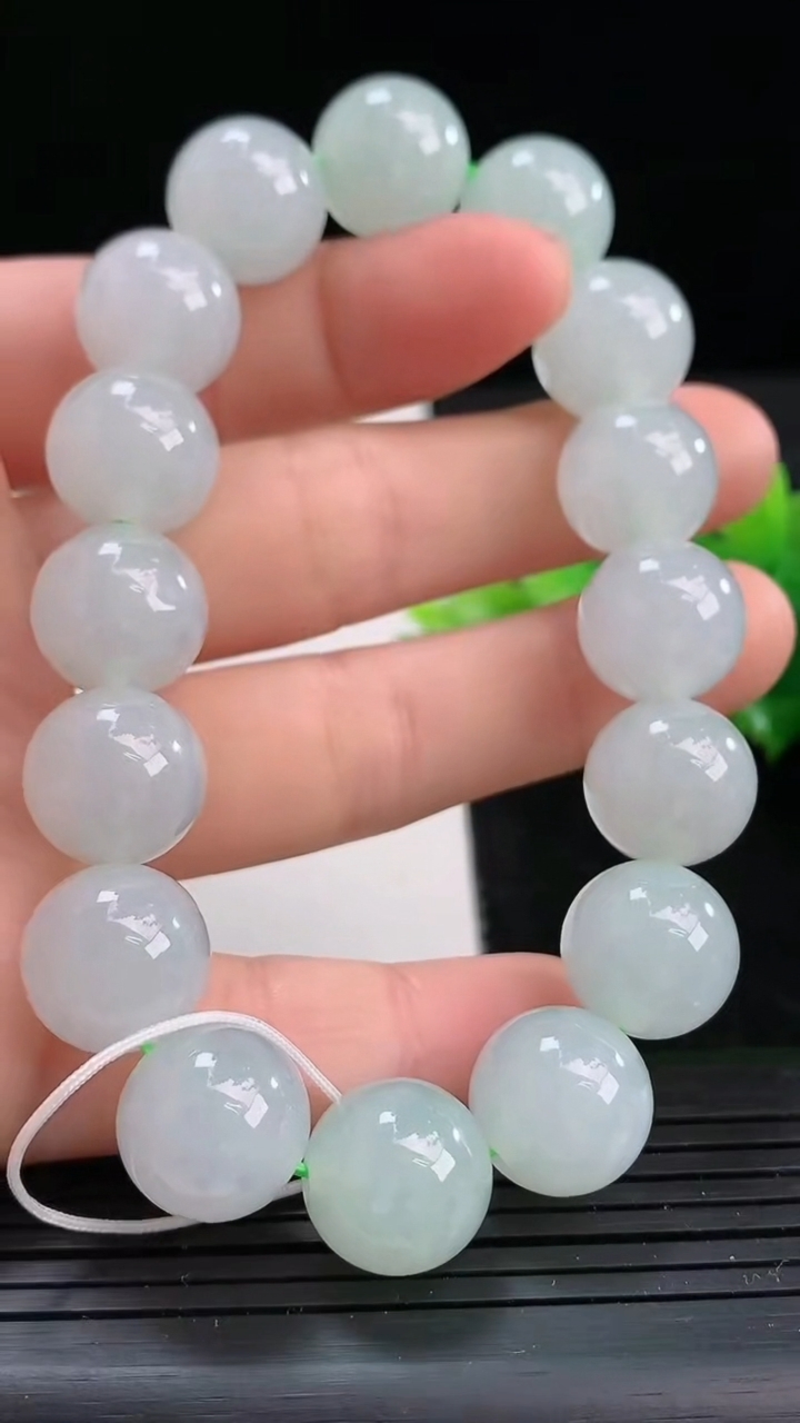天然A货翡翠圆珠手串尺寸12.4-16颗重量:53.49g3月25日
工厂直销收藏佳品,种好水足，色泽均匀，有种有色，上手高大气！