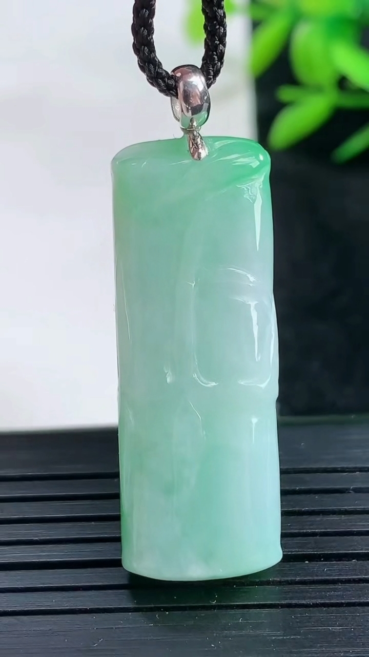 天然A货翡翠节节高升 竹节吊坠尺寸36.1-13-9重量:10.92g
3月25日