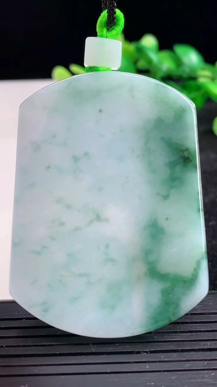 天然A货翡翠飘花无事牌吊坠尺寸58.3-42.5-6.3重量:47.59g
3月25日