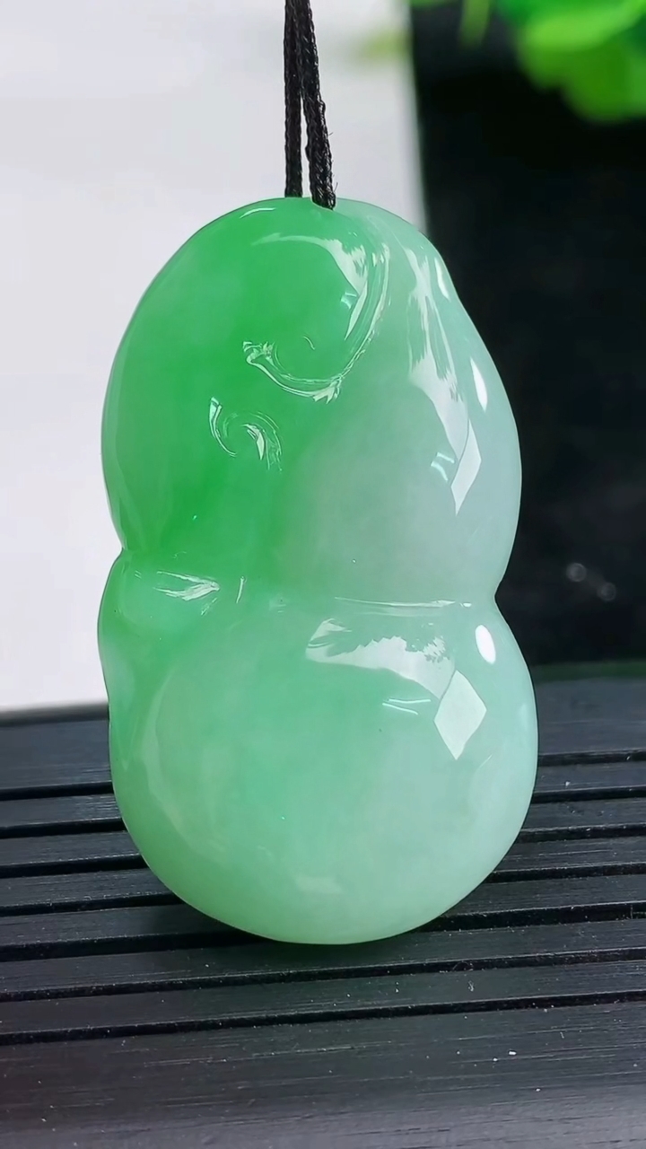天然A货翡翠葫芦吊坠尺寸37.6-21-9重量:12.64g
3月25日
