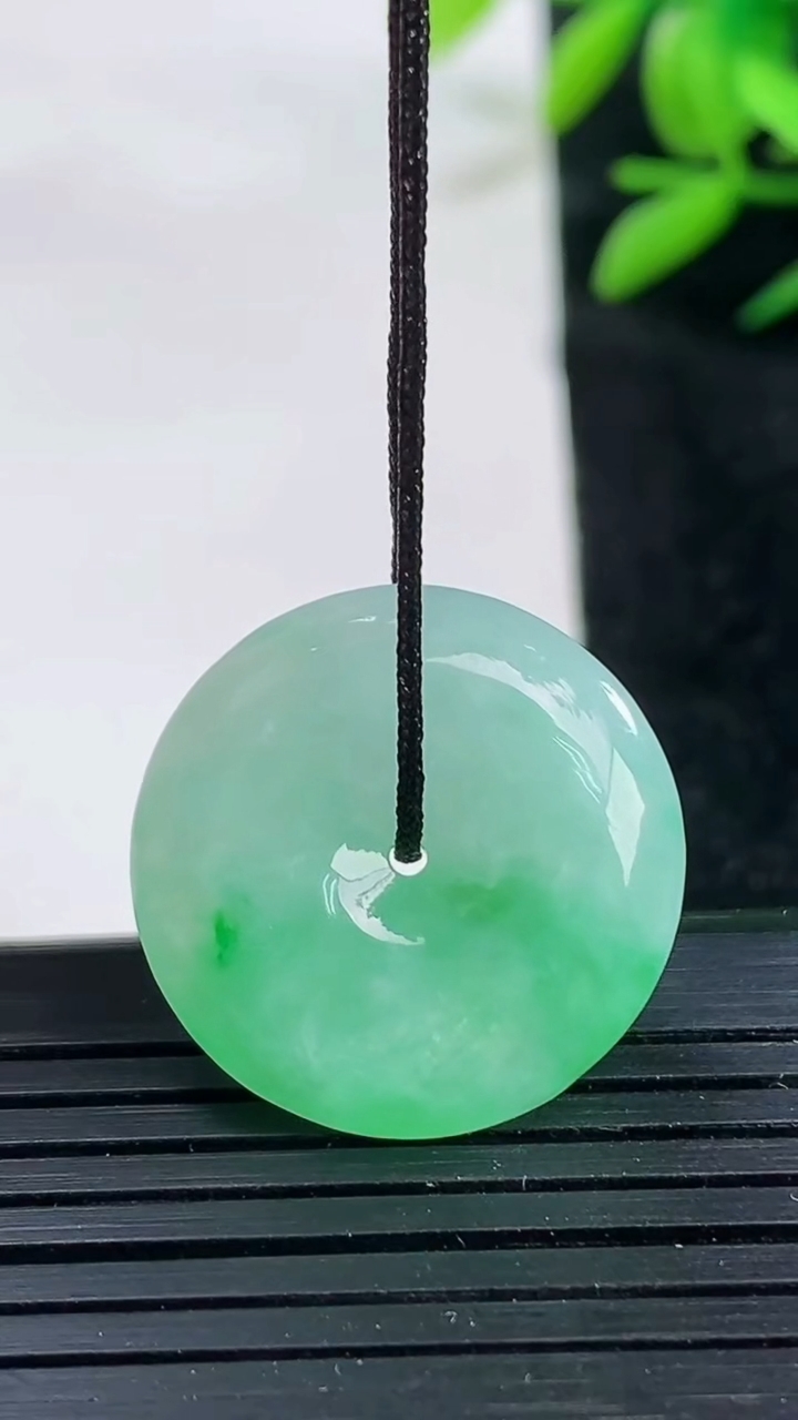 天然A货翡翠平安扣吊坠尺寸21.3-5.8重量:5.74g
3月25日