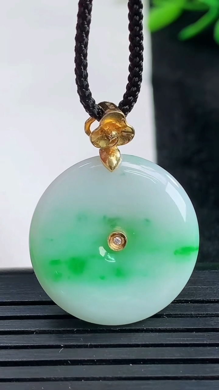 天然A货翡翠平安扣吊坠尺寸23.5-4.7重量:6.68g
3月25日