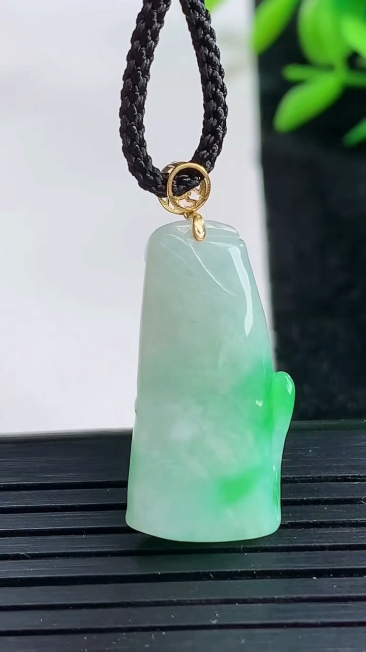 天然A货翡翠节节高升 竹节吊坠尺寸26.1-12.4-4.8重量:3.90g
3月25日