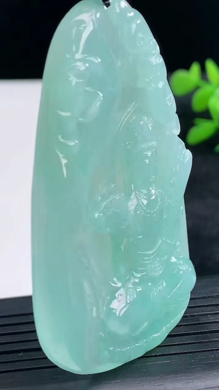 天然A货翡翠虚空藏菩萨吊坠尺寸65.1-40.1-7.3重量:42.31g
3月25日