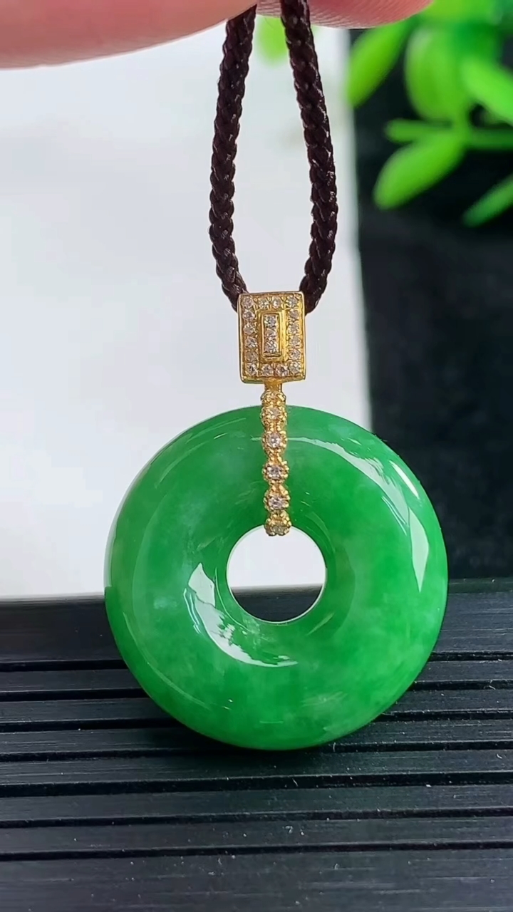 天然A货翡翠平安扣吊坠尺寸21.4-6.8重量:6.83g
3月25日