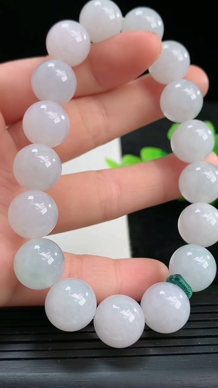 天然A货翡翠圆珠手串尺寸11.9-17颗重量:53.78g3月25日
工厂直销收藏佳品,种好水足，色泽均匀，有种有色，上手高大气！