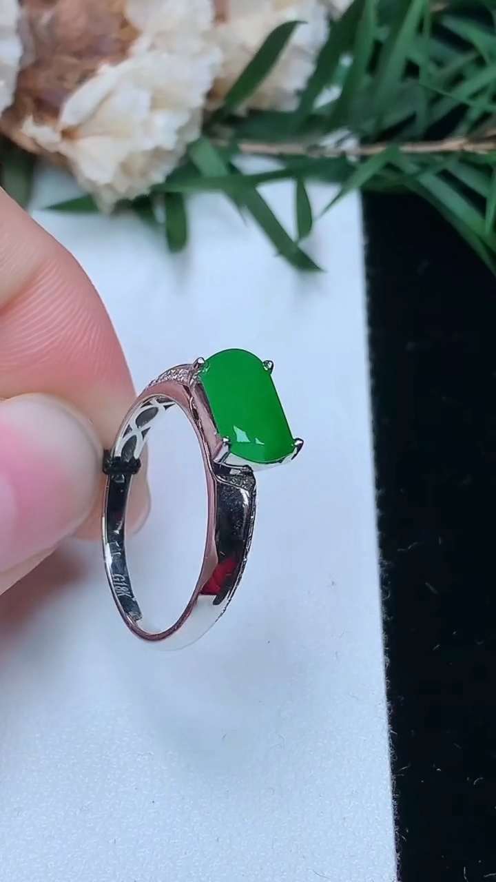 天然A货翡翠马鞍戒指，尺寸17-8.7-5.3，重量:2.36g2026年3月25日
工厂直销收藏佳品,种好水足，色泽均匀，有种有色，上手高大气！