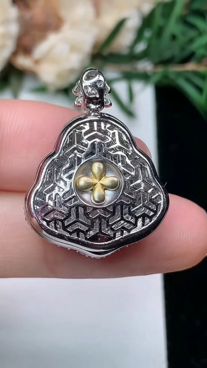 天然A货翡翠佛公吊坠，尺寸26.4-19.9-8.3，裸石15.3-17.5，重量:5.87g
3月25日