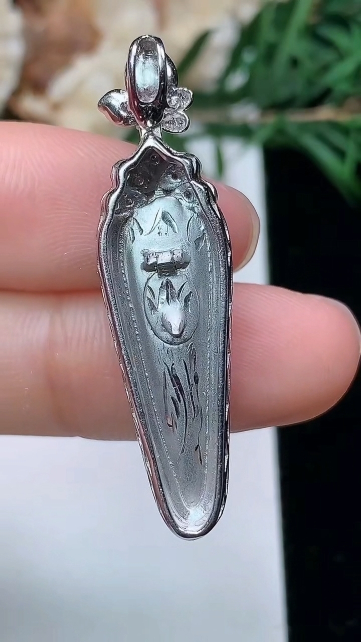 天然A货翡翠福瓜吊坠，尺寸37.3-10-8.4，裸石24-6.8，重量:4.02g
3月25日