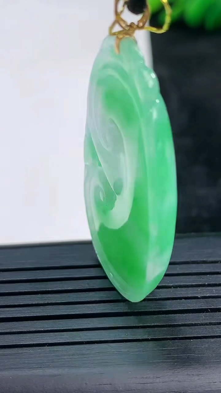 天然A货翡翠如意吊坠尺寸41.6-22.8-5.5重量:10.65g
3月25日