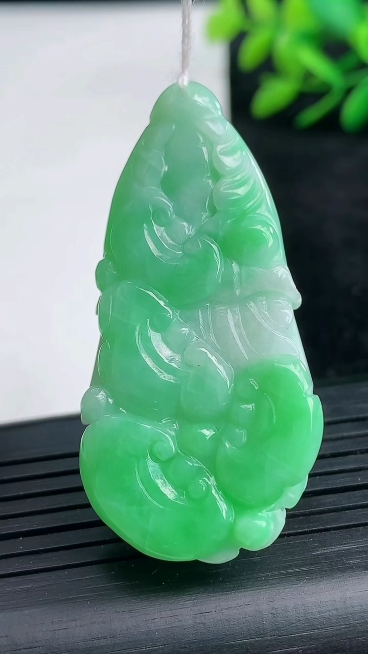 天然A货翡翠白菜吊坠尺寸50.4-24.4-9.9重量:20.73g
3月25日