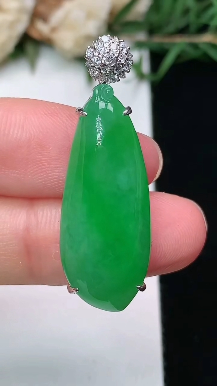 天然A货翡翠福瓜吊坠，尺寸28.9-11.7-9.3，重量:6.42g
3月25日