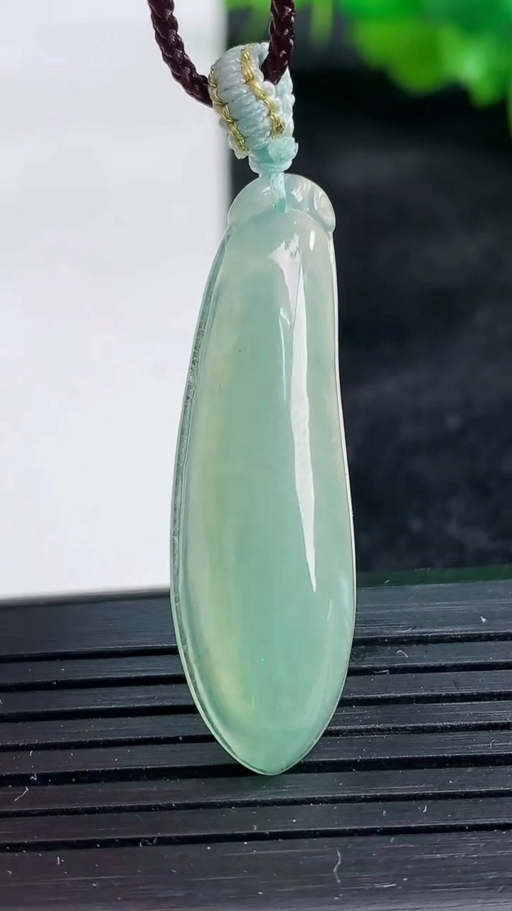 天然A货翡翠福瓜吊坠尺寸38.2-11.6-5.6重量:4.52g
3月25日