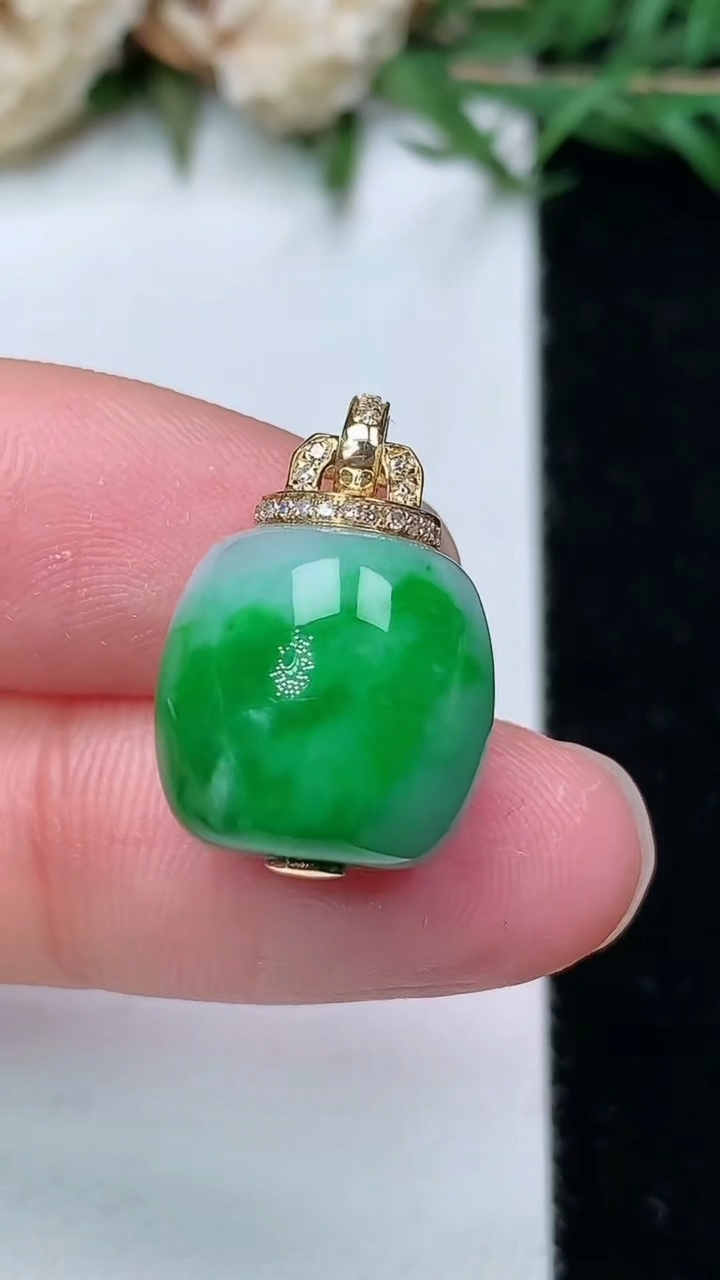 天然A货翡翠路路通吊坠，尺寸12.5-13.2，重量:5.17g
3月25日