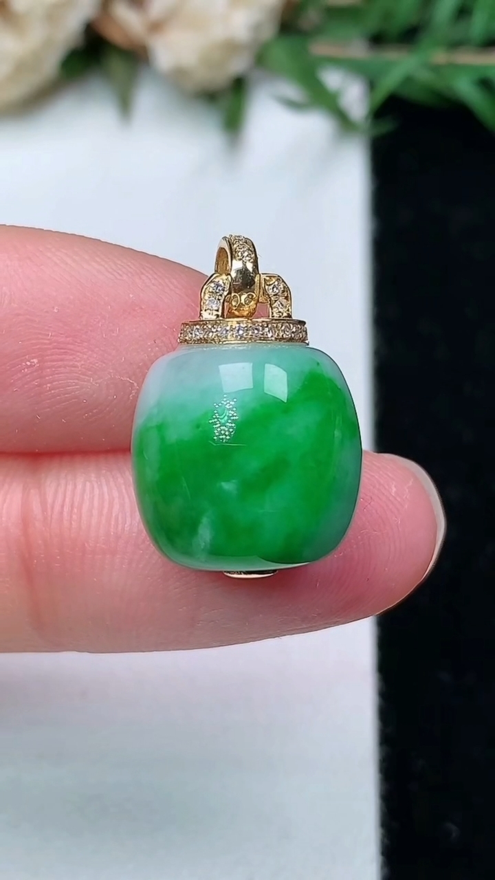 天然A货翡翠路路通吊坠，尺寸12.5-13.2，重量:5.17g
3月25日