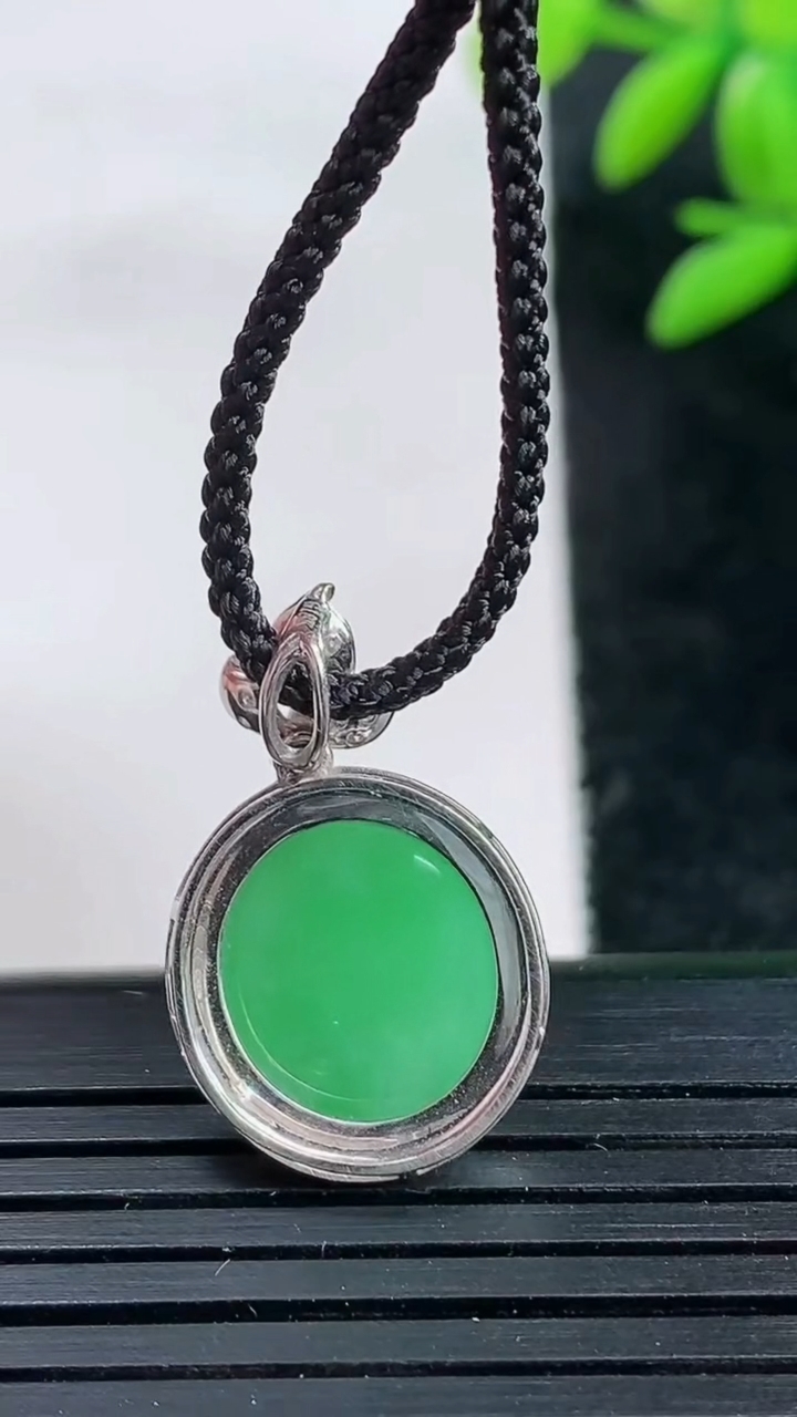 天然A货翡翠蛋面吊坠尺寸22.4-14.6-8.3裸石12-11重量:2.86g
3月25日