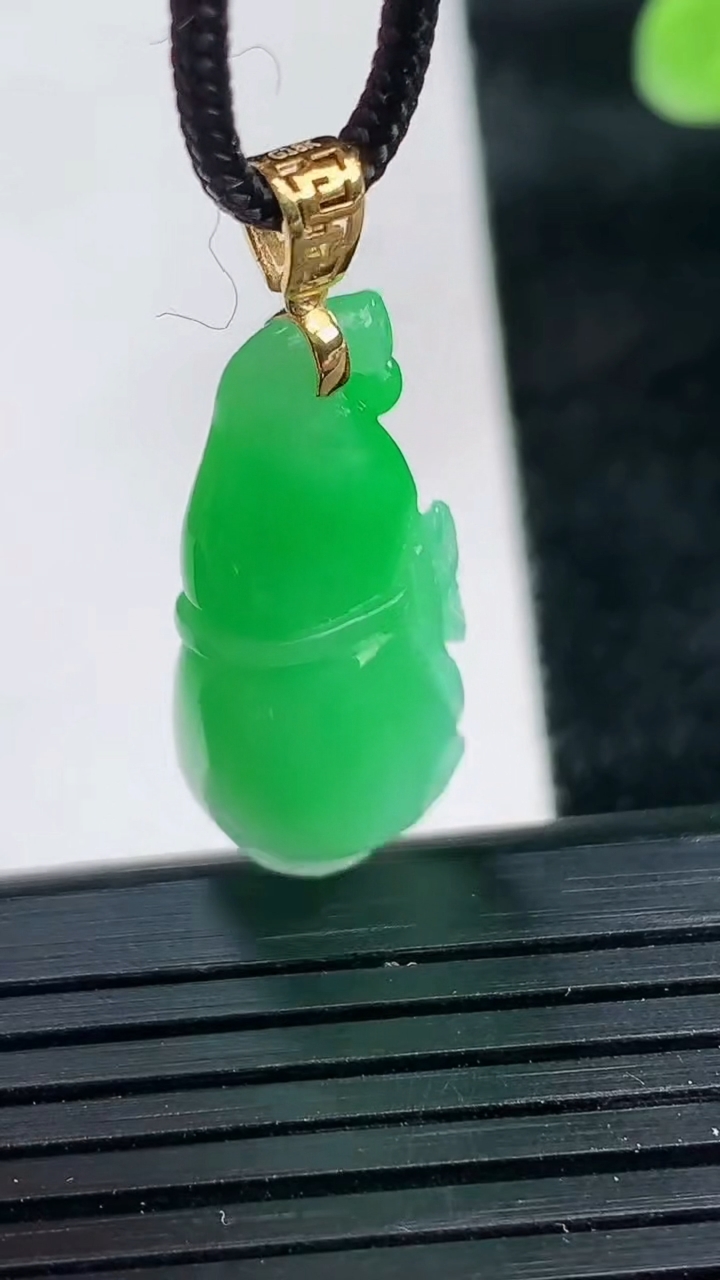 天然A货翡翠葫芦吊坠尺寸25.5-12-9.3重量:4.76g
3月25日