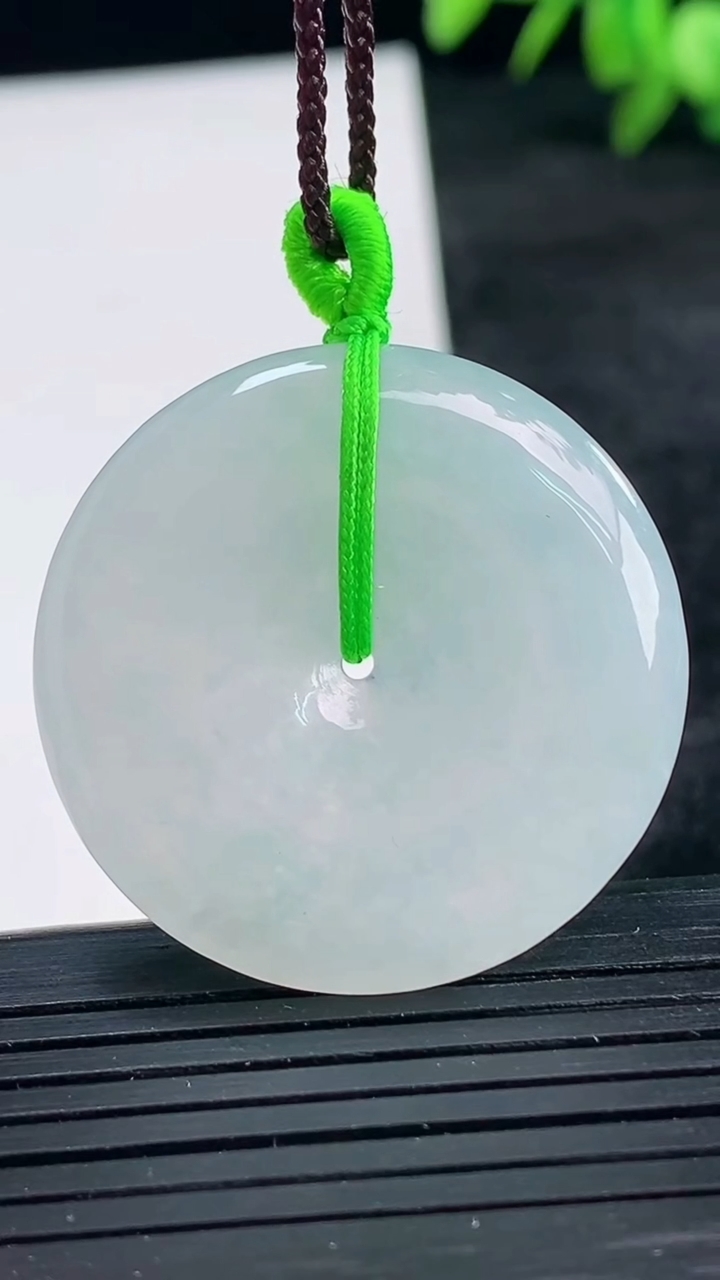 天然A货翡翠平安扣吊坠尺寸32.7-5.7重量:13.68g
3月25日