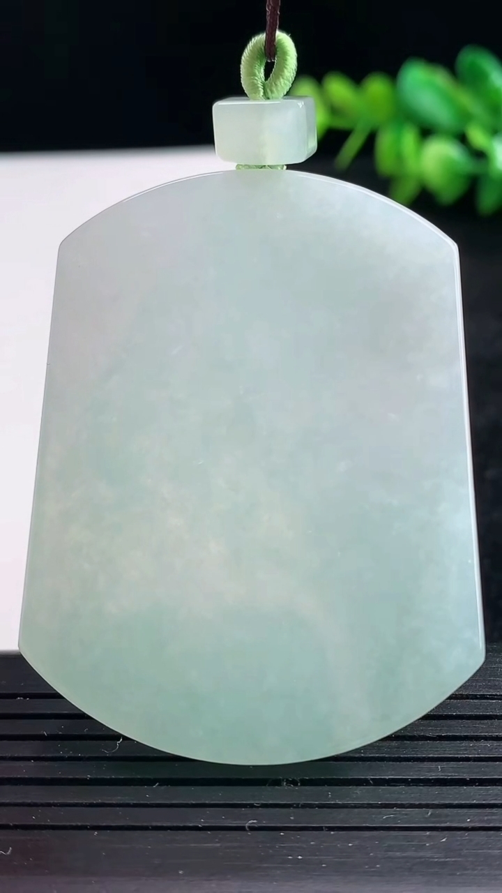 天然A货翡翠无事牌吊坠尺寸56.2-42.1-5.4重量:37.85g
3月25日