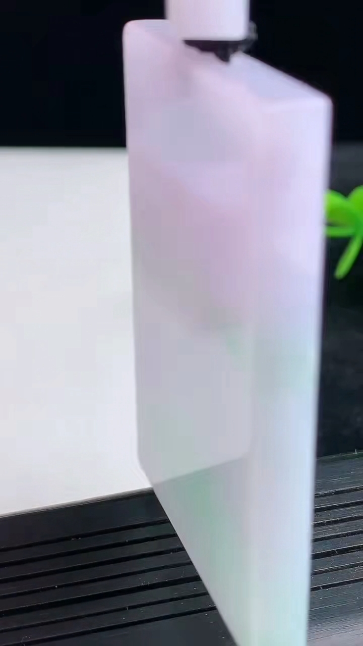 天然A货翡翠春带彩紫罗兰无事牌吊坠尺寸60.4-40.2-6.3重量:56.61g
3月25日