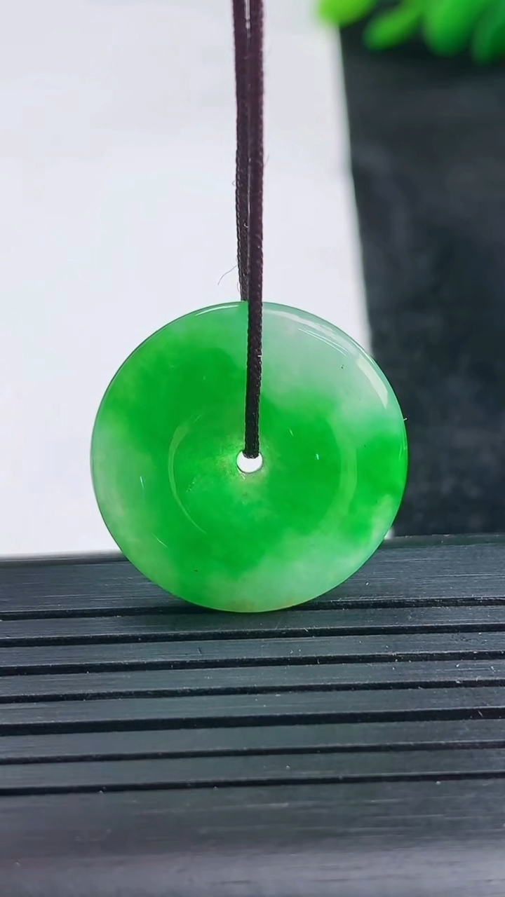 天然A货翡翠平安扣吊坠尺寸22.4-3.5重量:3.76g
3月25日