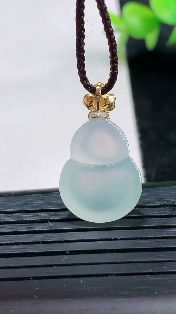 天然A货翡翠种白冰葫芦吊坠尺寸20.8-15.4-5重量:2.85g
3月25日