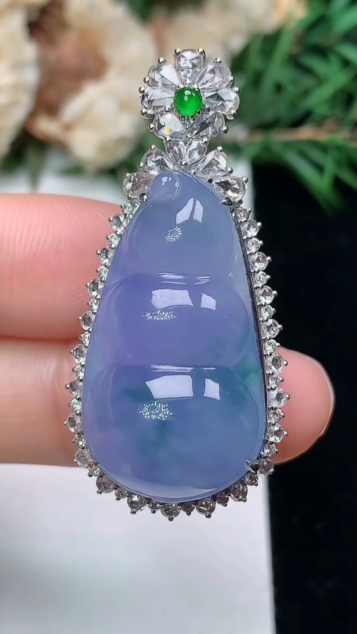 天然A货翡翠紫罗兰 飘花福豆吊坠，尺寸40.2-19.3-13.9，裸石27-15，重量:10.15g
3月25日