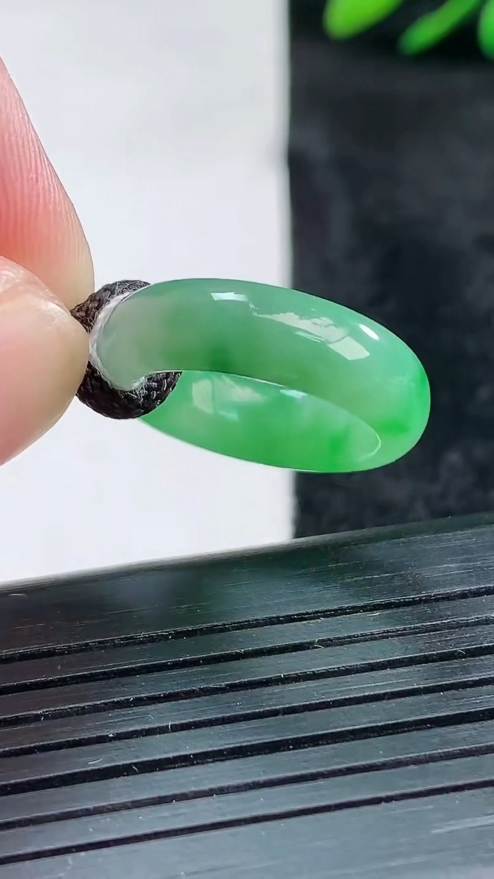 天然A货翡翠指环戒指尺寸15.4-5.7-2.9重量:2.92g2026年3月25日
工厂直销收藏佳品,种好水足，色泽均匀，有种有色，上手高大气！