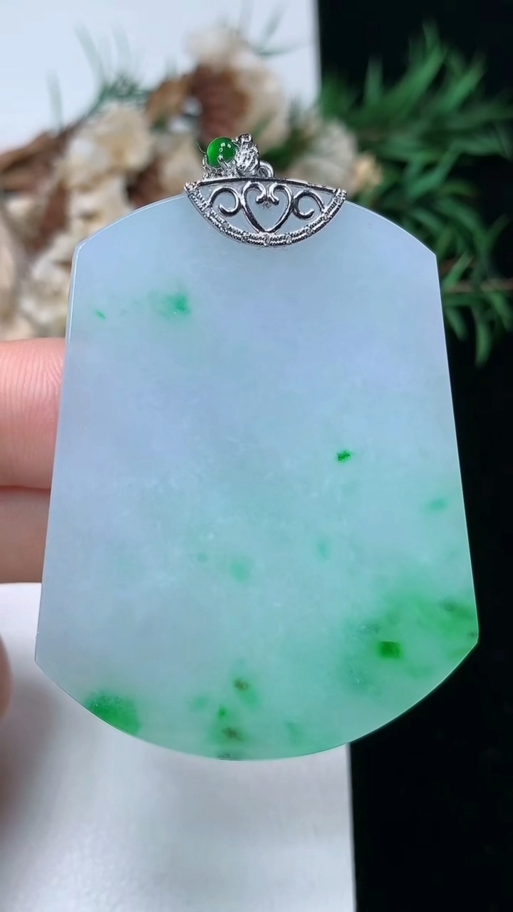 天然A货翡翠无事牌吊坠，尺寸49-38.7-6，重量:32.63g
3月25日