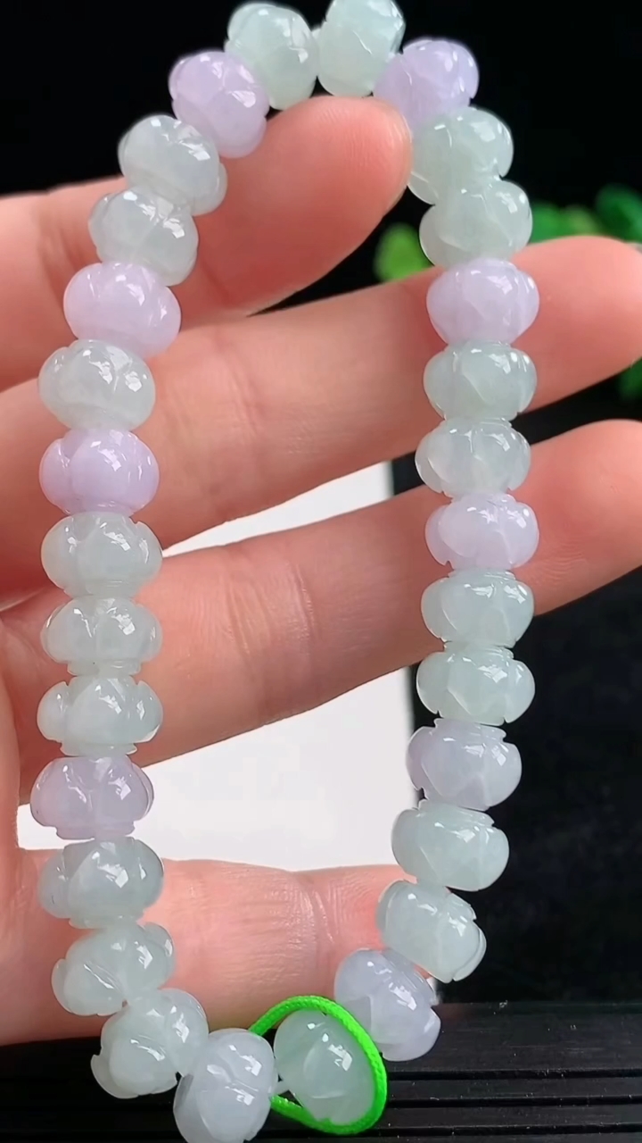 天然A货翡翠紫罗兰莲花手串尺寸8.5-5.9-30颗重量:22.26g3月25日
工厂直销收藏佳品,种好水足，色泽均匀，有种有色，上手高大气！