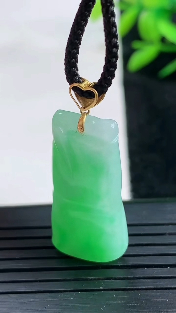 天然A货翡翠节节高升 竹节吊坠尺寸30.3-13.8-5.8重量:5.93g
3月25日