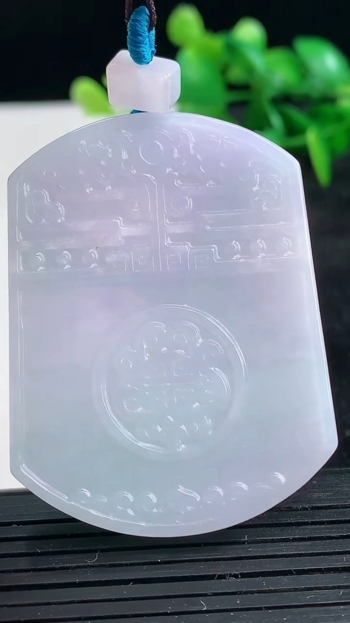 天然A货翡翠紫罗兰仿古无事牌吊坠尺寸52.4-39.8-6重量:36.30g
3月25日