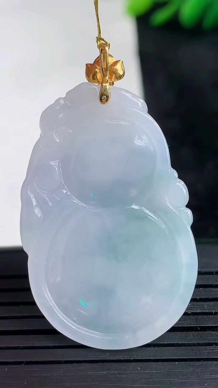 天然A货翡翠18K金紫罗兰飘花葫芦吊坠尺寸37.7-24.1-6.3重量:10.98g
3月25日