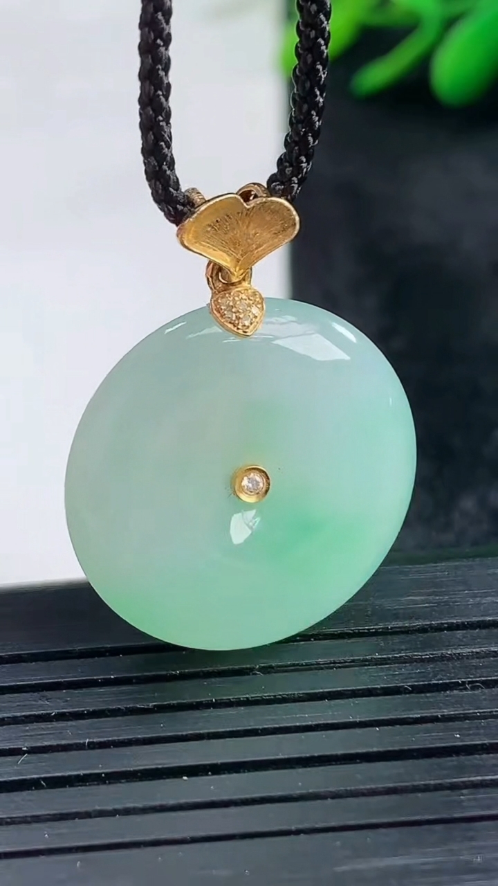 天然A货翡翠平安扣吊坠尺寸22.4-5.3重量:6.39g
3月25日